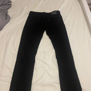 Snygga Levis Jeans - Riktig snygga Levis jeans, använda ganska mycket men inga skador eller något. Köpta för två år sedan men säljer dem för att dem har blivit för små för mig. Storlek 32x32