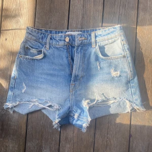 Jeansshorts Zara  - Jättebra skick och inte använder jättemycket. Säljer då dem är för små för mig 