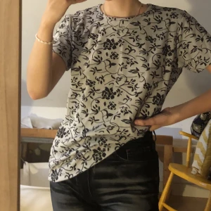 90s T-shirt 🧠 - Svinfet t-shirt med blommönster 🌀 Passar mindre storlekar också såklart men är märkt strl 42/44🫶🏻 Frakt tillkommer!