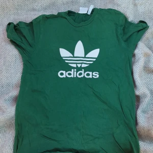 Grön adidas t-shirt  - Grön adidas tröja med vitt tryck fram till  Pris går att pruta 