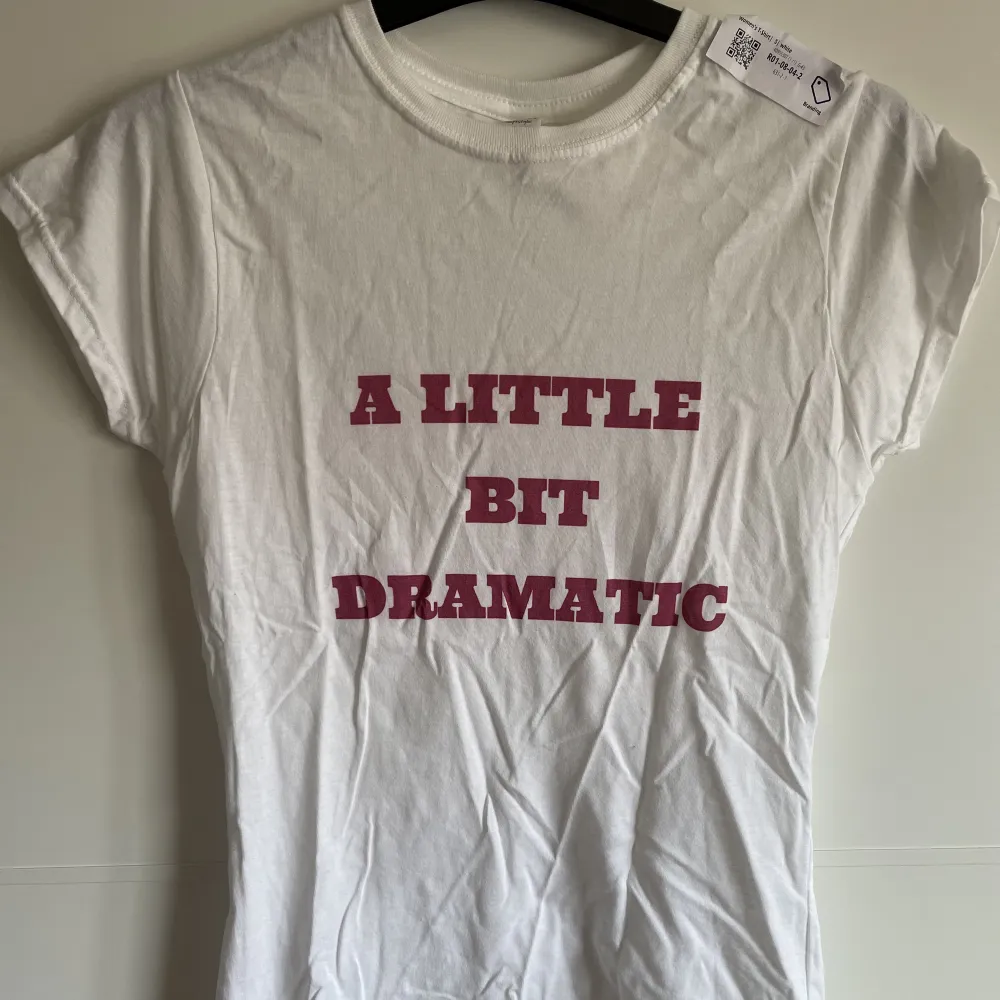Säljer denna oanvända t-shirt med text ”A little bit dramatic” från filmen Mean Girls. Tröjan är lite tajtare i modell vilket gör den ännu mer lik från filmen. Pris kan diskuteras. T-shirts.