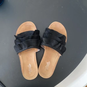 Sandaler  - Söta tofflor/sandaler. Storlek 37. 