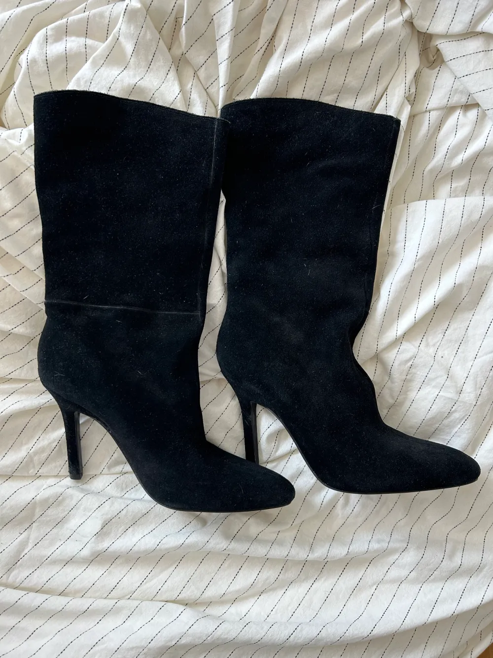 Suede pump boots. Reaches to your mid calf. Really classy and elegant. Perfect corporate wear for fall. . Skor.