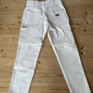 Dickies jeans - Sjukt snygga Dickies jeans som tyvärr inte kommer till någon användning, därav jag säljer dem. I jättebra skick då de är helt oanvända! W31/L34