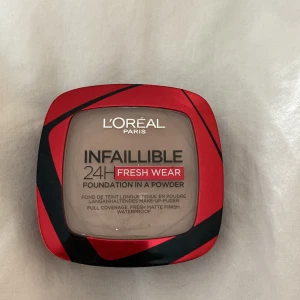  💄SMINK 💄  - Bild ett: loreal puder foundation 130 true beige bara testad, saknar puddrpuff. Bild två: essense sertingspray 18h bara testad. Bild tre:matteblack eyeliner max factor eyeshadow stick i färgerna pink sand+burgundy och bronze+brown. Varje bild kostar 40kr❤️