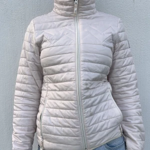 Ljusrosa dunjacka - Stilren, ljusrosa dunjacka från Mountain Works