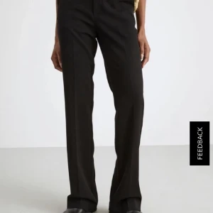 Kostymbyxor  - Kostymbyxor från Lindex i modellen Fiona! Jättefina med lite ”oversized” fit! Bra skick🥰 40 men passar mig som har 38 lite oversized