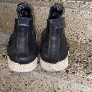 Storek 42  Canada snow skor äkta läder  Lite slutna där bak vid skorna