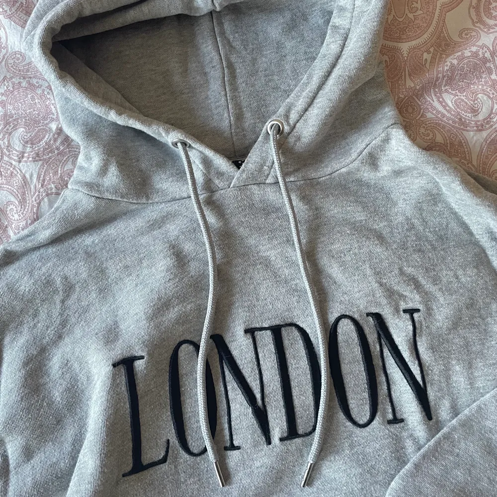 Grå hoodie med texten ”London”. . Tröjor & Koftor.