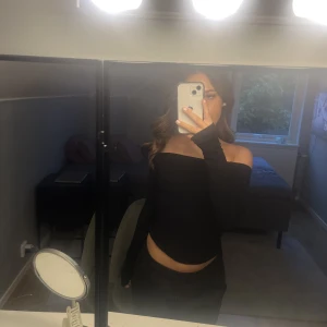 Off shoulder tröja - Jättefin tröja köpt på hm för längesen. Knappast använd.