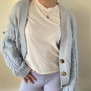 Kofta  - Ljusblå stickad kofta, i fint skick knappt använ. Overzise passar mig som i vanliga fall har M