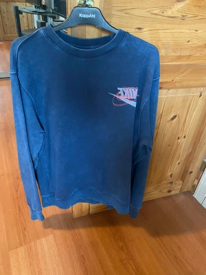 Nike sweatshirt - Tvättad Nike sweatshirt med snyggt tryck, bra kvalite. Storlek M. Säljer då den inte längre kommer till användning. Hör av dig vid frågor eller funderingar!