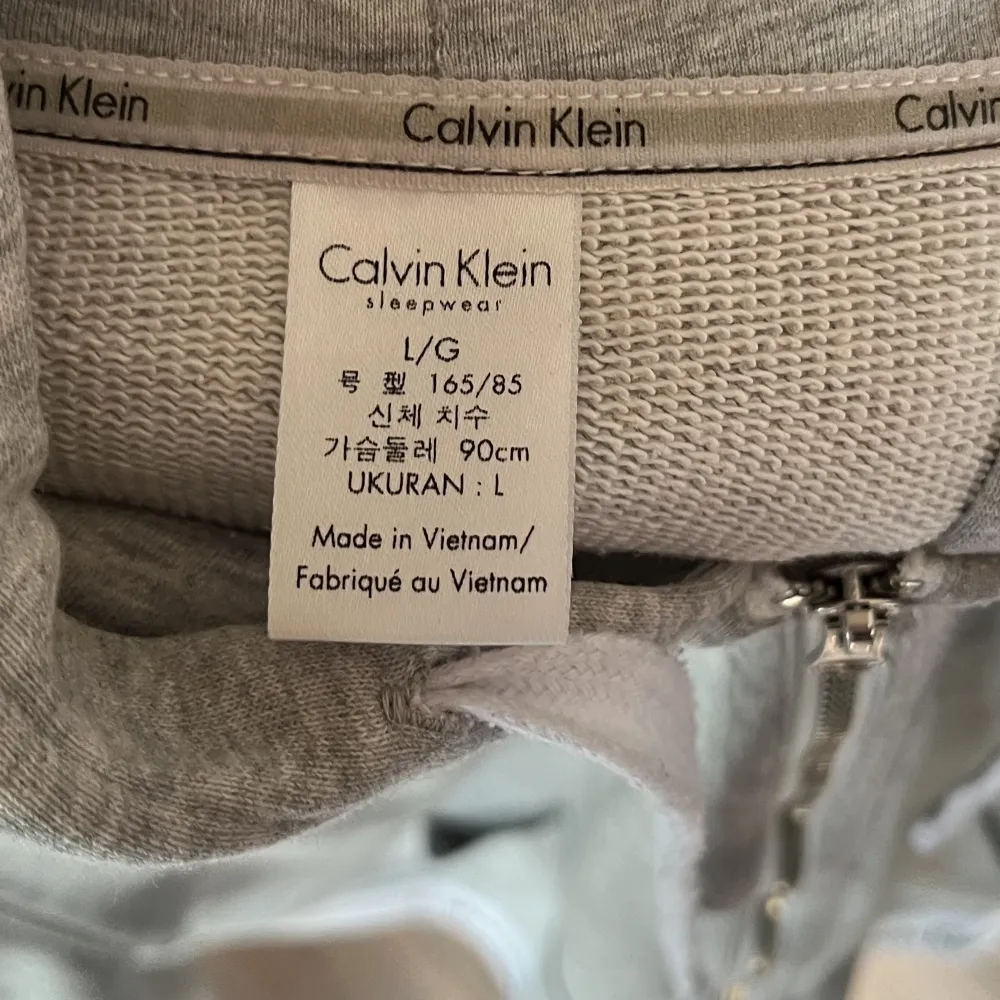 Grå/vit flis från Calvin Klein ”Sleepwear”. Hoodies.