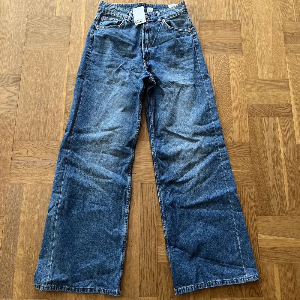Jeans i en mörkblå tvätt från HM.  Aldrig använda.  Raka ben. Storlek 38.. Jeans & Byxor.