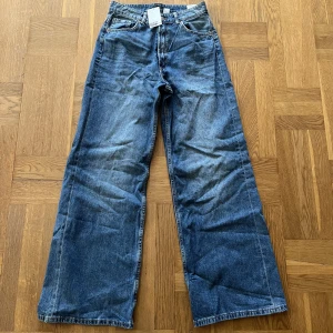 Blåa jeans - Jeans i en mörkblå tvätt från HM.  Aldrig använda.  Raka ben. Storlek 38.