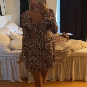 Söt zebra klänning  - Säljer denna klänning då den inte kommer till användning längre, använd 1-2 gånger och är i nyskick😍 nypris 499💕💕