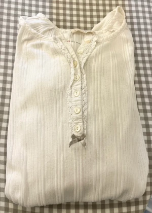 Top från Odd Molly - Söt vit top från Odd Molly, ej använd, fint skick, garderobsstädning.😊