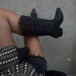 Cowboy boots - Cowboy boots från mtng, köpta på plick! De är storlek 39 men passar snarare en storlek 38.