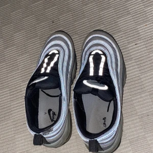 Nike air Max 97 gråa - Nypris 1800kr Storlek 42 Skicka 8/10 ( en skråma på hälkappan, syns på bild)  Använt ca 15 gånger Hela sulor Pris diskuteras