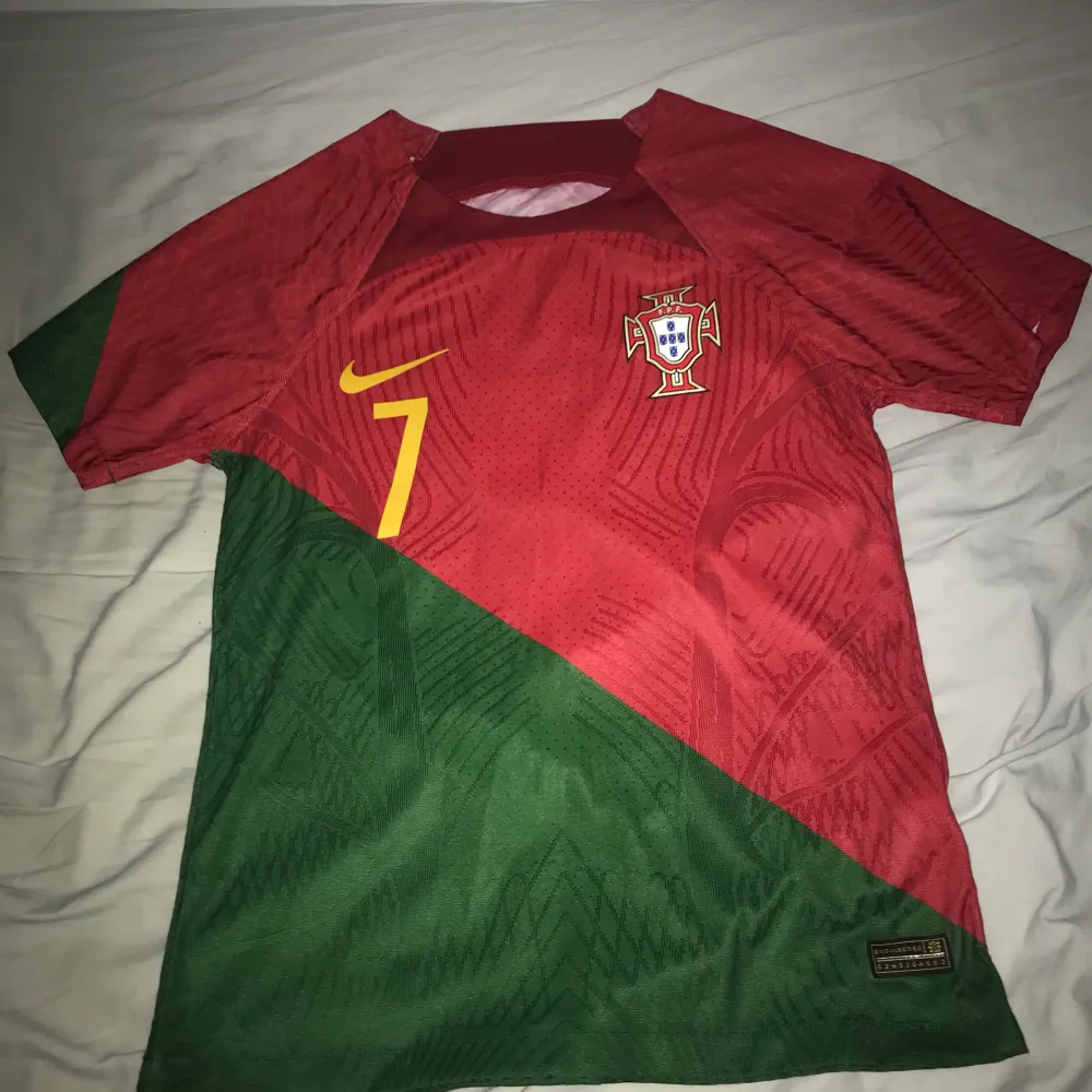 Säljer min Portugal tröja då jag inte vill ha den längre, Ronaldo nummer 7 på ryggen. Den är storlek S, använt den ungefär 4 gånger och inget fel på den.. T-shirts.
