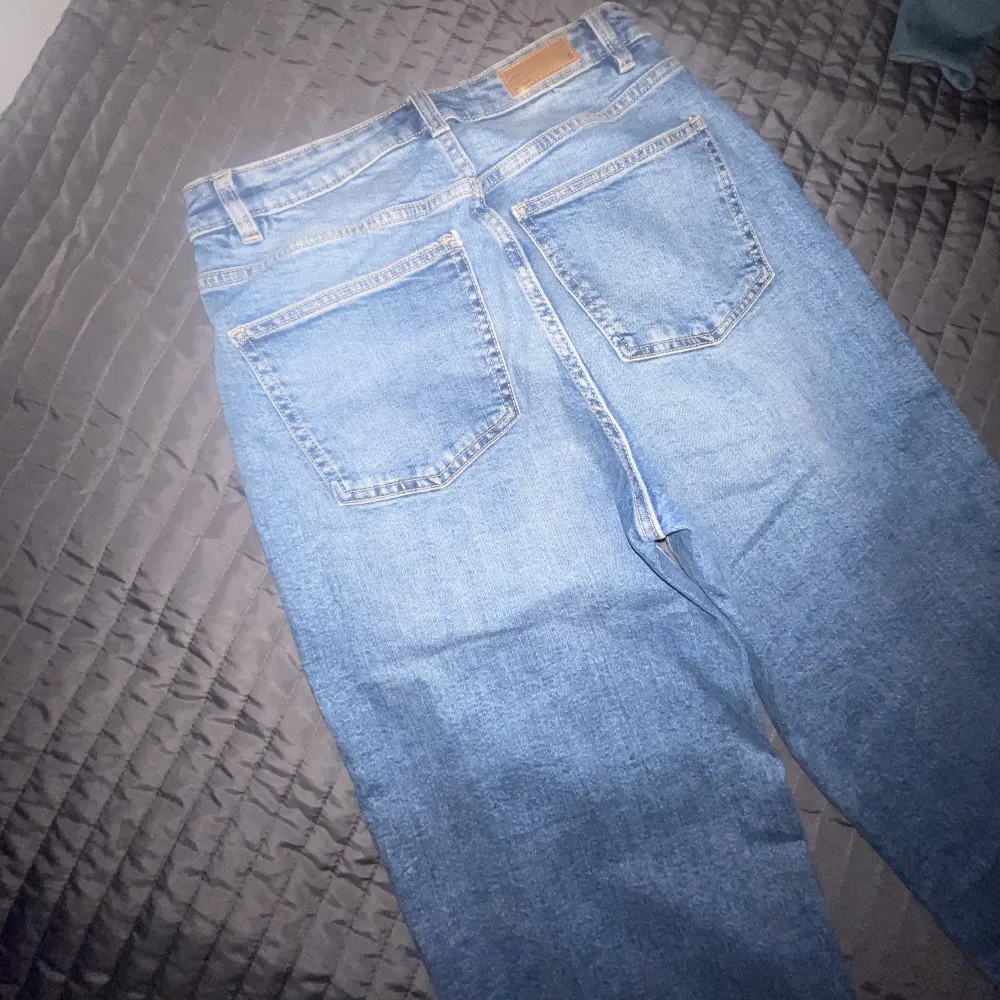 Sparsamt använda jeans från cubus. Så pass sköna och strechiga så att en S passar mig som är en L i byxor i vanliga fall. . Jeans & Byxor.