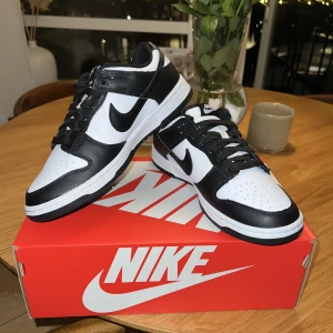 NIKE DUNK LOW (Retro/panda) - Säljer ett par helt oanvända skor inköpta ifrån Nike.se Storlek på kartongen är 39 men skulle säga att det är mer som 38,5.  Kvitto och orderbekräftelse finns.  Hämtas i Göteborg eller skickas och köparen står för frakt.