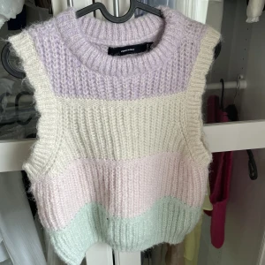 Stickad väst - Färgglad stickad väst från vero moda Strl xs