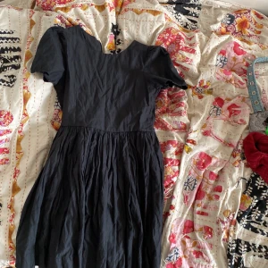 Svart klänning - Två år gammal.