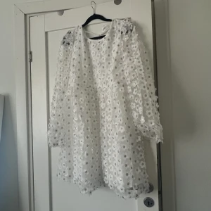 Vit klänning från ASOS - Oanvänd. 
