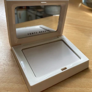 Fenty - Puder från fenty, testad vid ett tillfälle med borste. 