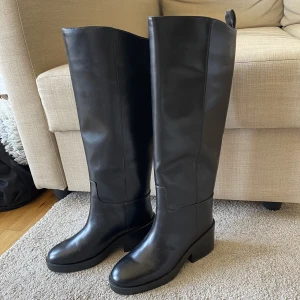 Svart Stövlar  - Svarta stövlar helt oanvända i storlek 39. Perfekt för utekväll. Originalpriset 700kr. 