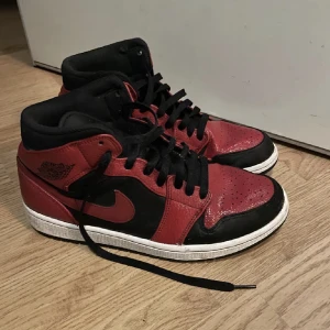 Jordan 1 - Säljer mina röda Jordans då jag har växt ur dem. De är i fint skick och inte använda så många gånger. Man får med crease skydd.