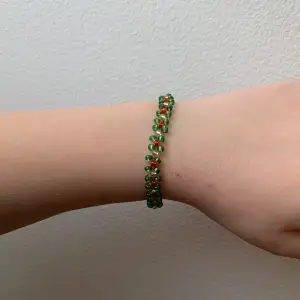 Armband med gröna, röda och vita pärlor. Hemgjort