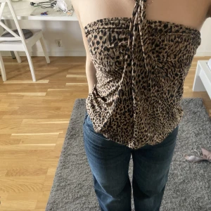 Hanterneck-topp - Halternecktopp med band. Storlek XS, men passar även S och M. 