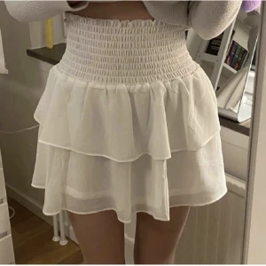 Chelsea kjol - Vit kjol från Chelsea i nyskick. Storlek S