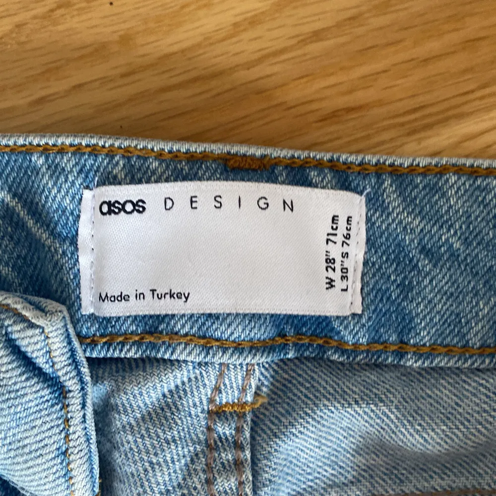 Säljer pga försmå, väldigt bra skick, raka jeans från asos. Jeans & Byxor.