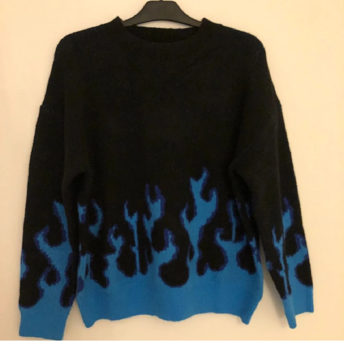 Stickad tröja med eldflammor🔥