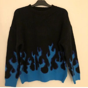 Stickad tröja med eldflammor🔥 - Tjocktröja med blå eldflammor, hur fränt?! Den är i storlek L men är snygg som oversized också😍🔥