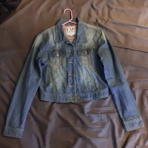 Jeanse jacket size M - Jeanse jacka med kort midja 