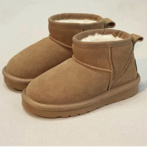 Uggs - Säljer ett till par av dessa uggs då jag redan har ett par svarta. Dom är bekväma och varma. Skriv privat vid mer information, priset kan även diskuteras vid snabb affär.