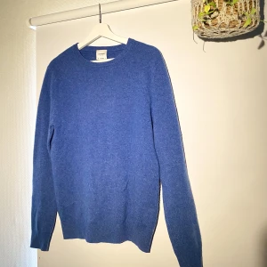 John Henric Milano Cashmere Sweater Blue - Hej, säljer en riktigt grym Cashmere Sweatshirt i klarblå färg från John Henric. Perfekt skick och denna färgen säljs inte mer. Storlek 48 vilket motsvarar Small och True To Size. Nypris va runt 2000kr. Priset är inte hugget i sten. Hör av dig vid frågor!