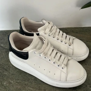 ALEXANDER MCQUEEN - Säljer dessa MCQueen skor i helt okej skick! EU44. Cond: 6/10.  Sitter som dem ska i storleken. Nypris: 6500kr. Mitt pris: 1 750kr. Spårbarfrakt 2-3 arbetsdagar✅
