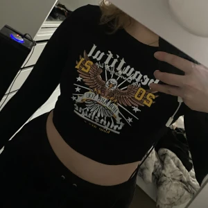 Svart topp - Svart långärmad topp knappt använd. Coolt tryck på o skön. Strl S, 50kr+frakt