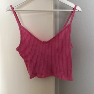 Rosa topp  - En rosa topp från H&M som är sällan använd.  snygg till sommarn!
