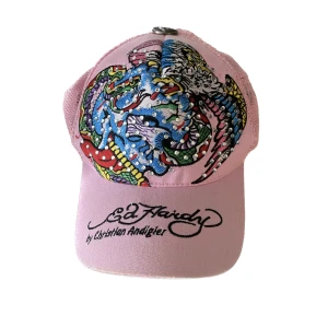Ed Hardy Keps - Fet keps från Ed Hardy. Nice nu till sommaren. Är ingen keps människa så tänker att nån annan kommer ha mer nytta av den! 