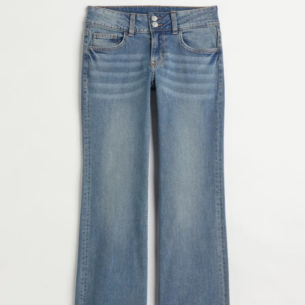 Supersnygga flared low waist jeans från hm! Köptes för 300 kr. Jag har sprättat upp dem i ändena, som det kanske inte syns på bilden. Jeansen har jättecoola fickor och en etikett där bak där det står ”angelic”. Hör av dig vid intresse! . Jeans & Byxor.