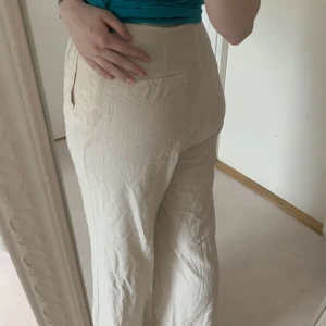 Linnebyxor  - Otroligt fina linnebyxor som är högmidjade, dom är använda ca 2gnr men är så gott som nya! finns både dragkedja och spänne upptill (har du mer frågor är det bara att kontakta mig privat!)