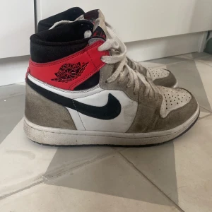 Jordan 1 high - Hej säljer ett par Jordan 1 high smoke grey gym red i storlek 37,5