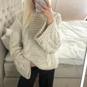 Stickad tröja - Oversize stickad tröja från NAKD, köpt second hand men är ej använd, frakt tillkommer🤍