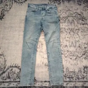 Ljusblåa jeans